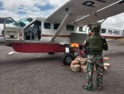 Satgas Kopasgat Pamtas Kewilayahan RI-PNG 2024 Pos Sugapa Melaksanakan Sweeping di Wilayah Intan Jaya, Kopasgat Periksa Mobilitas Orang dan Barang di Bandara Sugapa