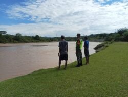 Mengatasi Maşalah Banjir Babinsa turut Memantau kondisi Air Sungai Di Karenakan Kondisi Iklim Dan Curah hujan yang tinggi saat ini