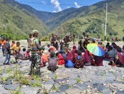 Ratusan Nasi Bungkus Dibagikan Satgas Yonif 614/Raja Pandhita di Purugi