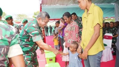 Jenderal TNI Maruli Simanjuntak Berikan Bantuan Sembako Kepada Anak – Anak Stunting