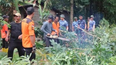 Respons Cepat, Prajurit Lanud BNY Bantu Korban Bencana Angin Besar