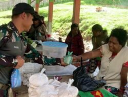 Aksi Berbagi Satgas Yonif 614/Raja Pandhita di Pasar Desa Ekanom