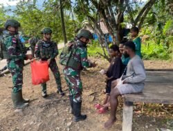 Satgas Yonif 614/Raja Pandhita Bagikan Makanan Kepada Masyarakat Komplek Wamena Kampung Dabra
