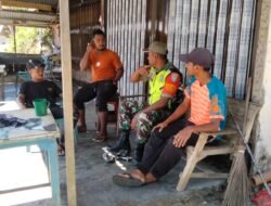 Babinsa Koramil 01/Sungaimas Komsos bersama masyarakat desa Binaan