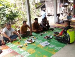 Babinsa Koramil 09/Samatiga Sertu Puguh Purnomo Melayat ke Rumah Duka Warga Binaan di Desa Rangkileh