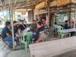 Kumpul bersama Warga di Warung Kopi, Babinsa Koramil 04/Krueng Sabee Jalin Komsos Bersama Warga