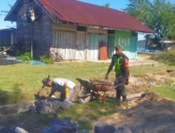 Babinsa Sampoiniet Bantu Warga Petani Bangun Saluran Air