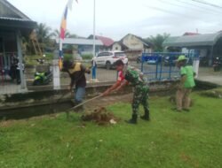 Antisipasi banjir, Babinsa ajak warga nya untuk gotong royong bersih kan saluran air
