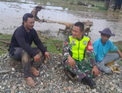 Praka Rohadi Zai Berbincang dengan Para Petani di Waktu Istirahat