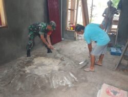 Bantu Aduk Campuran Semen, Bentuk Upaya Babinsa Ringankan Beban Warga Binaan