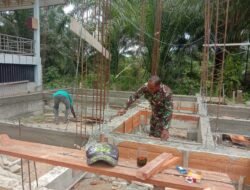 Percepat Pembangunan Rumah Warga Binaan, Babinsa Koramil 04/Meureubo Inisiatif Bantu Pembuatan Pondasi