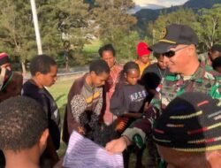 Satgas Yonif 614/Raja Pandhita Bagikan Sembako di Desa Ekanom