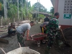 Babinsa Koramil 02/Woyla, Gotong Royong Bersama Warga Di Masjid Al Wustha Kuala Bhee Woyla