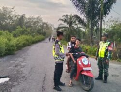 Babinsa Sosialisasi kan Tujuan Tertib Berlalulintas untuk Menjaga Keselamatan Bagi Pengendara itu Sendiri Dan Orang Lain