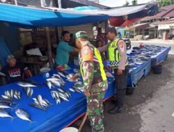 Babinsa Koramil 08 Arongan Lambalek dan Bhabinkamtibmas Polsek Arla Pantau Stabilitas Harga Ikan dan Sayuran di Pasar Desa Drien Rampak
