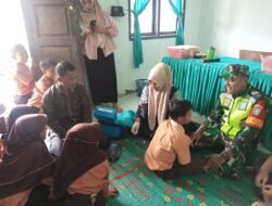 Babinsa Koramil 01/Sungaimas melaksanakan Pendampingan Suntik imunisasi DT di SDN Tuwi Saya
