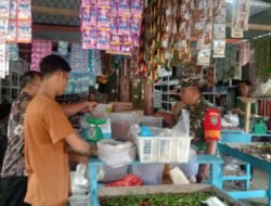 Pastikan Harga Sembako Stabil, Babinsa Koramil 04/Krueng Sabee Cek Harga Pangan Di Pasar