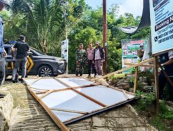 Ciptakan Kondusi Yang Kondusif, Personiel Kodim HSS Berikan Pendampingan Penertiban APK Pilkada Serentak