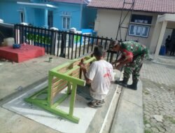 Pererat Hubungan Silaturahmi, Babinsa Jaya Komsos Bersama Tukang Mebel Kayu