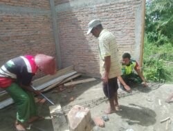 Babinsa Koramil 07 Johan pahlawan,bantu warga nya yang sedang membuat pondasi rumah