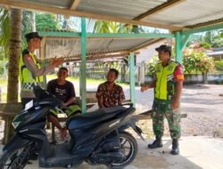 Babinsa Koramil 10/Woyla Barat kodim 0105 Aceh Barat Serda Kurniadi komsos bahas pilkada aman