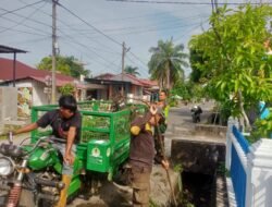Babinsa Koramil 07 Johan pahlawan bantu warga nya membersihkan selokan air di sekitar pemukiman warga desa Drin Rampak
