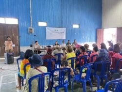 Babinsa Berikan Pengawalan Penyerahan BLT di Nehad Liah Bing