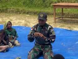 Satgas Yonif 614/Raja Pandhita Ajarkan Kerajinan Tangan di Perbatasan Papua