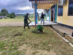 Babinsa Koramil 1801-01/Manokwari Bersama Staf Bersihkan Lingkungan Kantor Distrik Manokwari Selatan