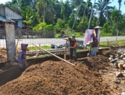 Babinsa Koramil Panga Bantu Warga dalam Pembuatan Parit di Desa Binaan
