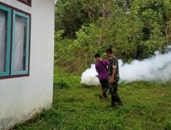 Basmi Sarang Nyamuk, Kodim 0114/Aceh Jaya bekerjasama dengan Dinas Kesehatan Melaksanakan Kegiatan Fogging di Kecamatan Sampoiniet