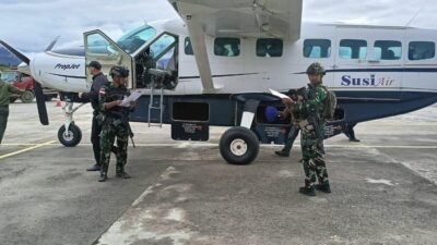 Persiapan Menuju 5 Hari Pilkada , Perketat Pengaman dan Patroli Bandara, Satgas Pamrahwan RI-PNG Kewilayahan Pos Aminggaru Ilaga Kopasgat Laksanakan Sweeping di Bandara Udara Aminggaru Ilaga
