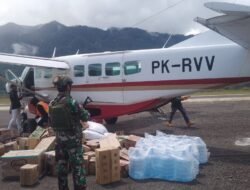 SATGAS KOPASGAT PAMTAS KEWILAYAHAN RI-PNG 2024 POS SUGAPA MELAKSANAKAN SWEEPING DI WILAYAH INTAN JAYA, KOPASGAT PERIKSA MOBILITAS ORANG DAN BARANG DI BANDARA SUGAPA