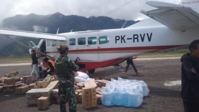 SATGAS KOPASGAT PAMTAS KEWILAYAHAN RI-PNG 2024 POS SUGAPA MELAKSANAKAN SWEEPING DI WILAYAH INTAN JAYA, KOPASGAT PERIKSA MOBILITAS ORANG DAN BARANG DI BANDARA SUGAPA