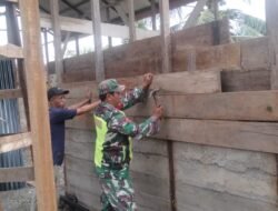 kepedulian Babinsa Koramil 01/Sungaimas Memasang Papan Dinding Rumah Warga Desa Binaan