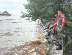 Babinsa Koramil 07 Johan pahlawan terus menerus pantau pergerakan air di sungai krung merbo