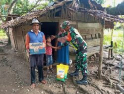 Kepedulian Babinsa Posramil 06 Bubon Kepada Masyarakat Dengan Memberikan Bantuan Sembako