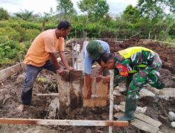 Wujud Kepedulian Babinsa Kepada Warga, Babinsa Koramil 03 Kaway XVI Bantu Buat Pondasi Rumah Warga