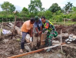 Wujud Kepedulian Babinsa Kepada Warga, Babinsa Koramil 03 Kaway XVI Bantu Buat Pondasi Rumah Warga