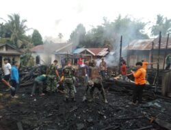 TNI Bersama Masyarakat Bersihkan Puing Sisa Kebakaran Rumah