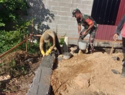 Babinsa Krueng Sabee Bantu Warga Bangun Rumah