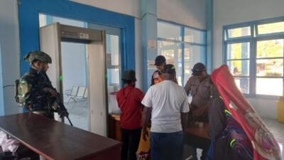 Jaga Ketertiban dan Keamanan Bandara Enarotali Pasca Pilkada Tahun 2024, Pos Kopasgat Enarotali Gelar Random Check di Wilayah Bandara