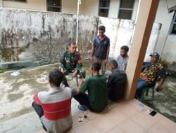 Babinsa Koramil 07 Johan pahlawan lakukan komsos bersama masyarakat desa binaan