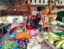 Komsos Dengan Pedagang Sayur, Babinsa Panga Agar Mengatahui Harga Sembako