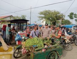 Bersinergi Babinsa Bersama Bhabinkamtibmas Komsos dengan Pedagang Sayur Keliling