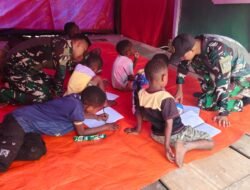Anggota Satgas Yonif 614/Raja Pandhita Bantu Memajukan Pendidikan di Papua