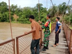 Mengatasi Maşalah Banjir Babinsa turut Memantau kondisi Air Sungai Di Karenakan Kondisi Iklim Dan Curah hujan yang tinggi saat ini
