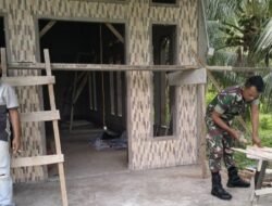Percantik Rumah Warga Binaan, Babinsa Koramil 04/Meureubo Bantu Pasang Keramik