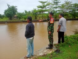 Musim penghujan tiba, Babinsa Koramil 07 Johan pahlawan ajak warga nya pantau ketinggian air di sungai krung merbo