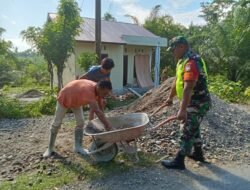 Wujud Perhatian Babinsa Koramil 10/Woyla Barat Kodim 0105/Aceh Barat Bantu Buat Lantai Teras Warga Binaan